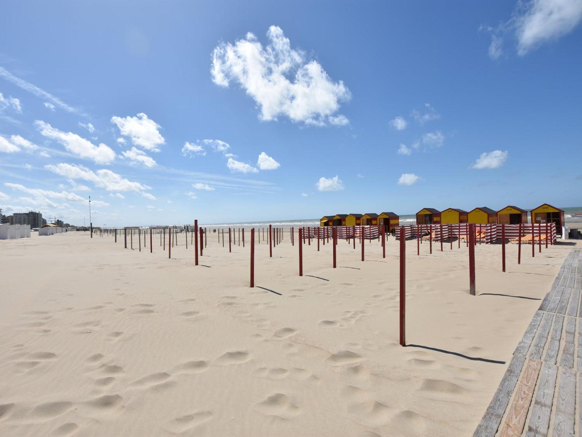 Former Hotel In The Centre And At 50 Metres From The Beach In Panne De Panne Zewnętrze zdjęcie